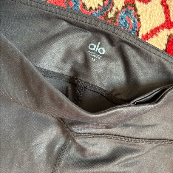 • ALO Yoga Leggings • - Picture 3 of 3